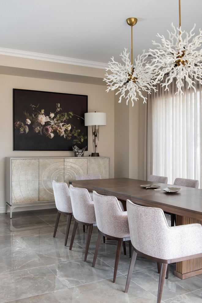 Idée de décoration pour une salle à manger design avec un mur beige, un sol gris et éclairage.