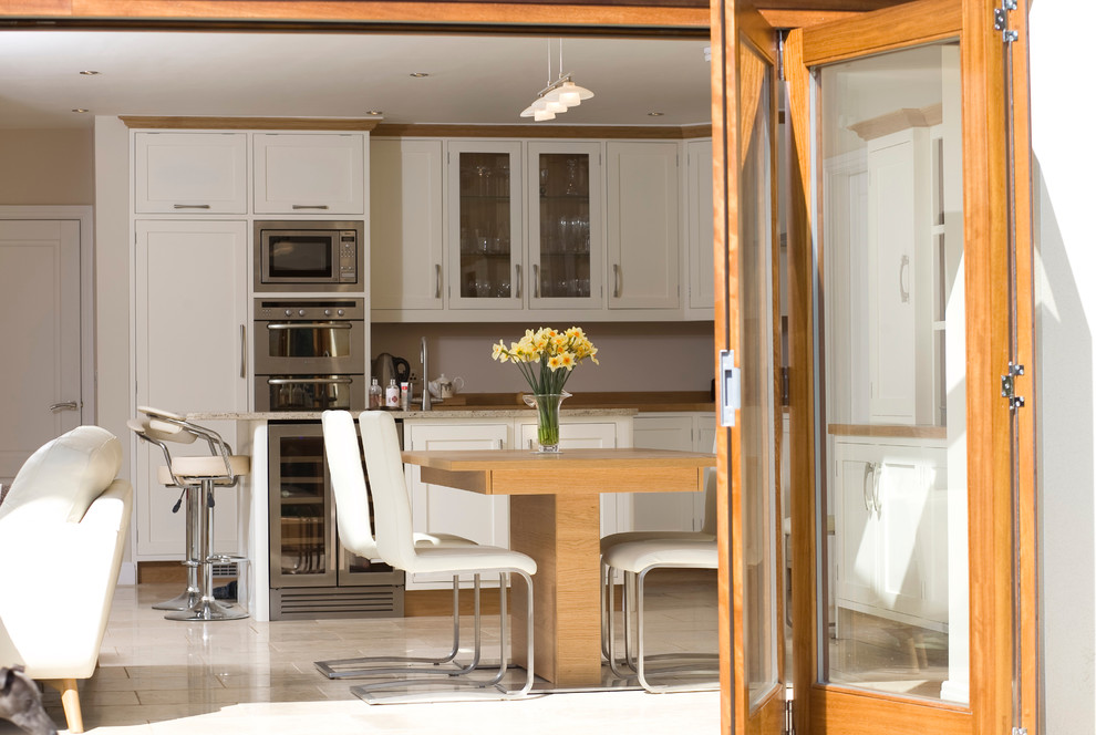 Mittelgroße Moderne Wohnküche mit weißer Wandfarbe und Porzellan-Bodenfliesen in Manchester