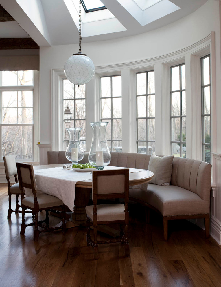 Idee per una sala da pranzo aperta verso la cucina classica con pareti bianche e pavimento in legno massello medio