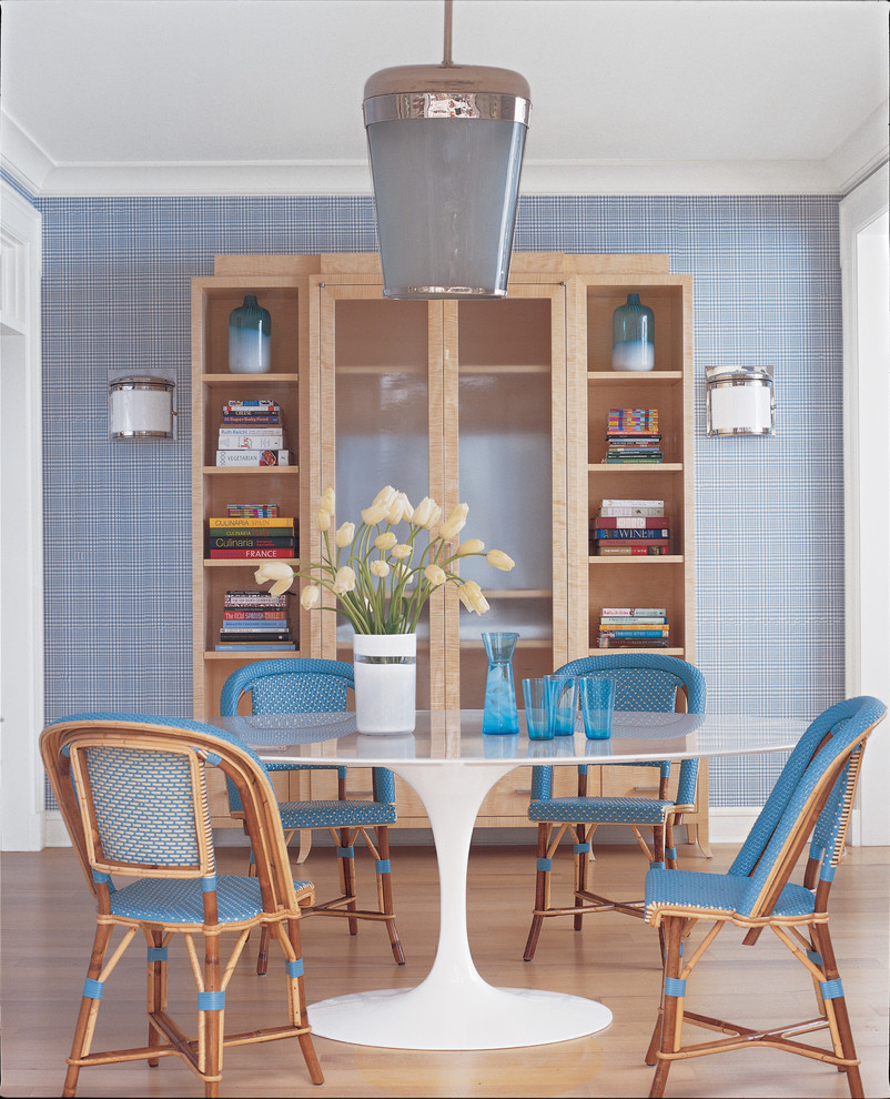 Klassisches Esszimmer ohne Kamin mit blauer Wandfarbe und braunem Holzboden in New York