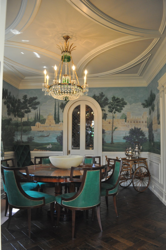 Стильный дизайн: отдельная столовая в викторианском стиле с разноцветными стенами и темным паркетным полом - последний тренд