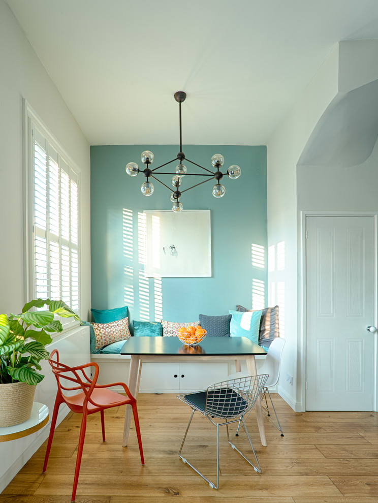 Идея дизайна: гостиная-столовая в стиле неоклассика (современная классика) с разноцветными стенами, светлым паркетным полом и бежевым полом