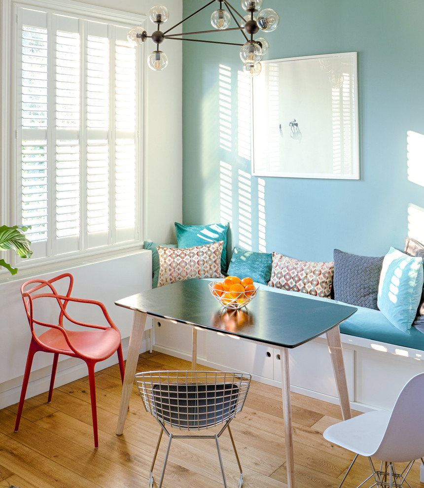 Idee per una sala da pranzo aperta verso il soggiorno design di medie dimensioni con pareti blu e pavimento in legno massello medio