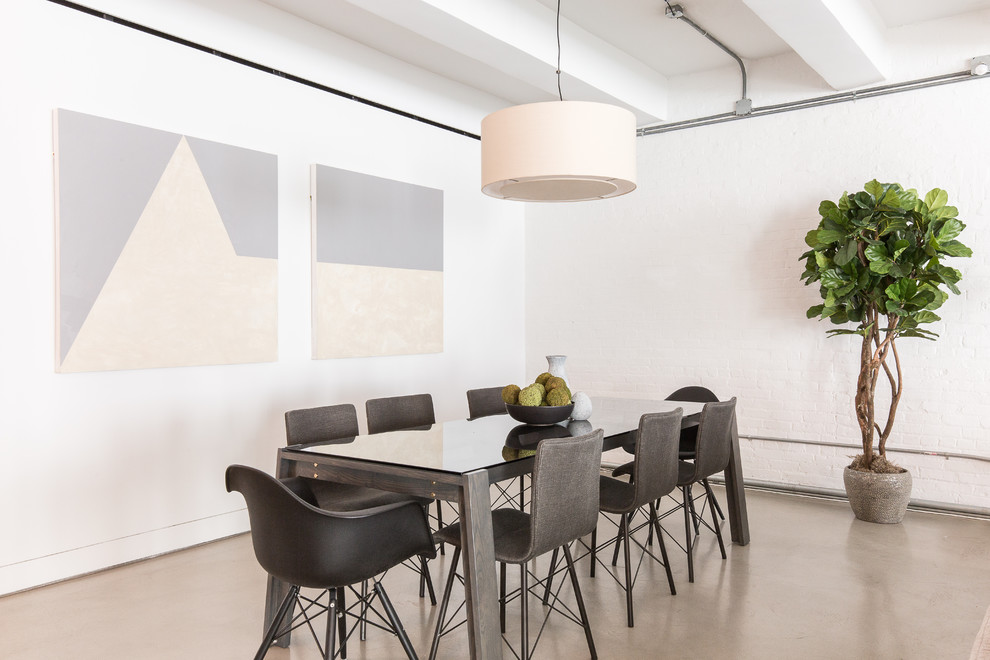 Modernes Esszimmer mit weißer Wandfarbe und grauem Boden in New York