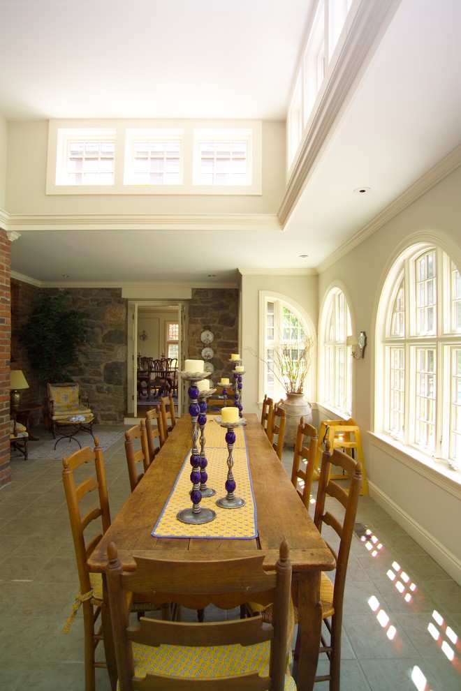 Ispirazione per una grande sala da pranzo aperta verso la cucina tradizionale con pareti bianche e pavimento con piastrelle in ceramica