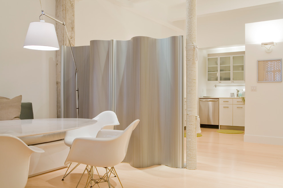 Modernes Esszimmer mit weißer Wandfarbe in New York