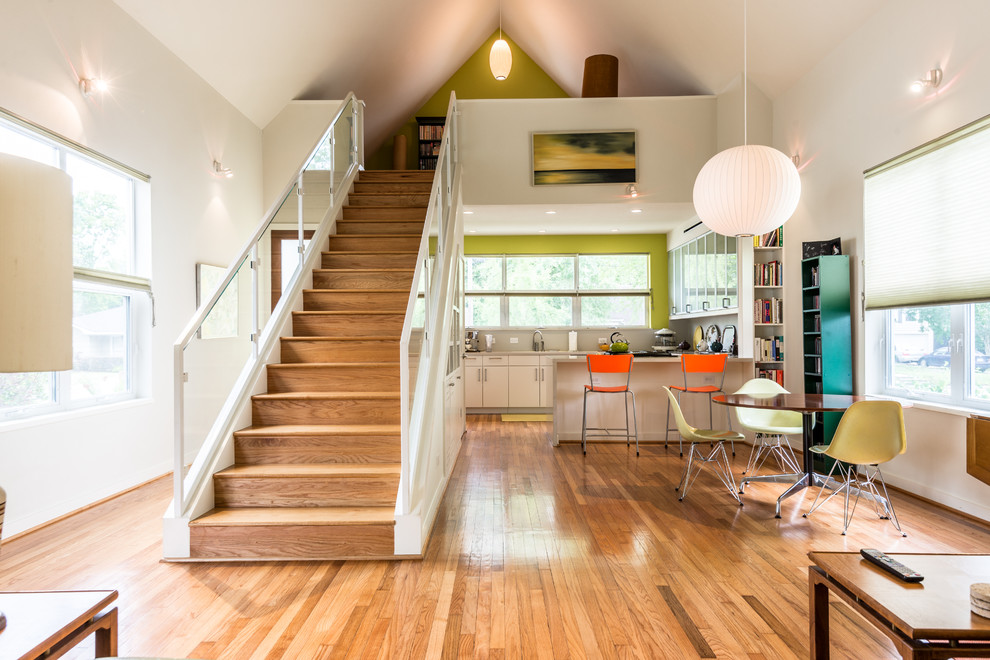 Offenes Modernes Esszimmer mit braunem Holzboden in Houston