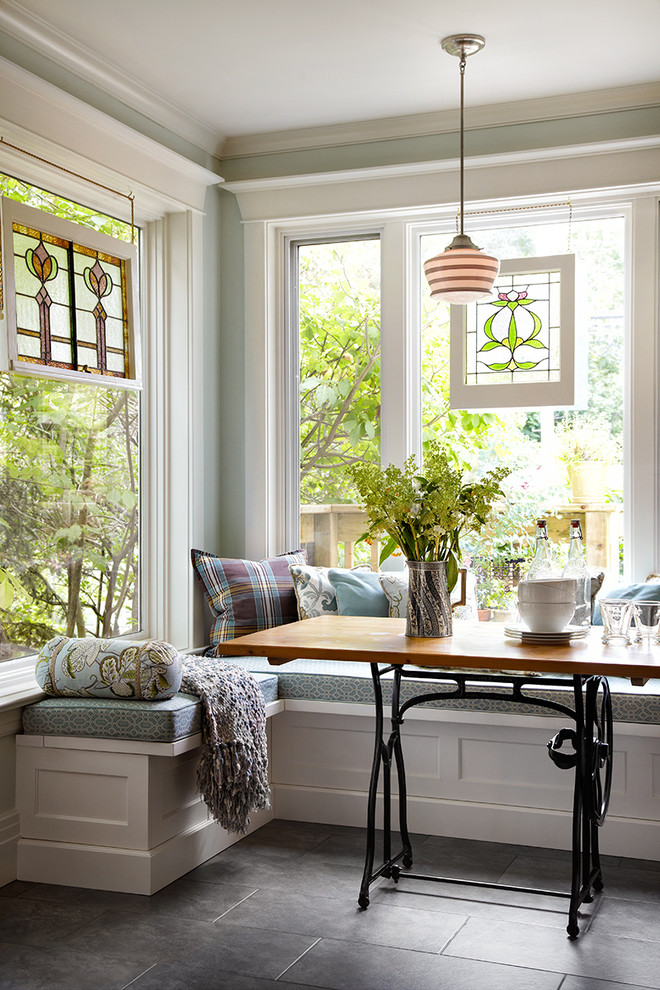 Источник вдохновения для домашнего уюта: столовая в классическом стиле с зелеными стенами и серым полом
