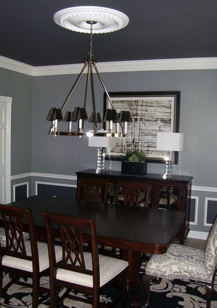 Esempio di una piccola sala da pranzo minimalista chiusa con pareti grigie, pavimento con piastrelle in ceramica e pavimento beige