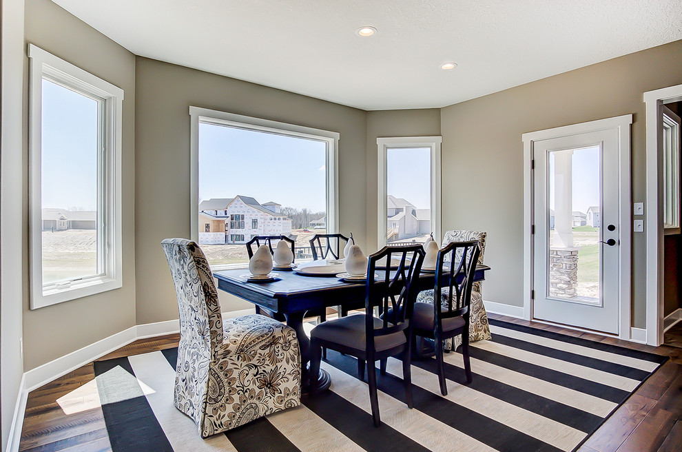 Esempio di una sala da pranzo aperta verso il soggiorno stile americano di medie dimensioni con pareti beige, moquette e pavimento multicolore