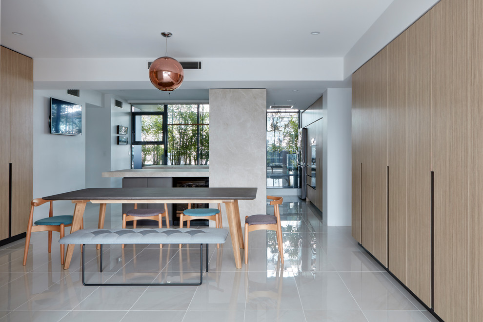 Идея дизайна: кухня-столовая среднего размера в стиле модернизм с полом из керамогранита, серым полом и белыми стенами