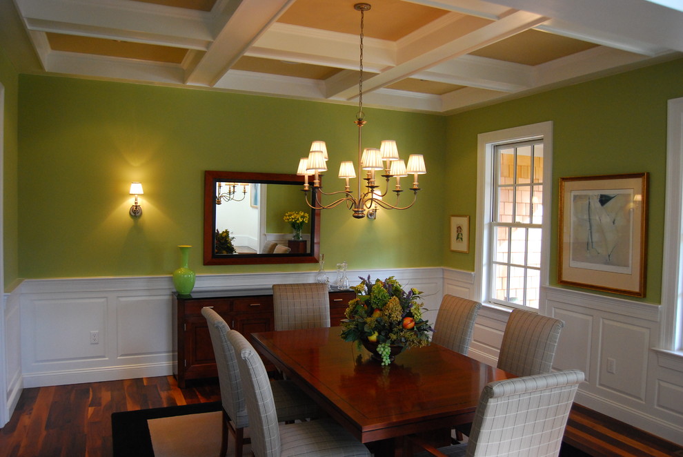 Mittelgroße Klassische Wohnküche mit grüner Wandfarbe und braunem Holzboden in Sonstige