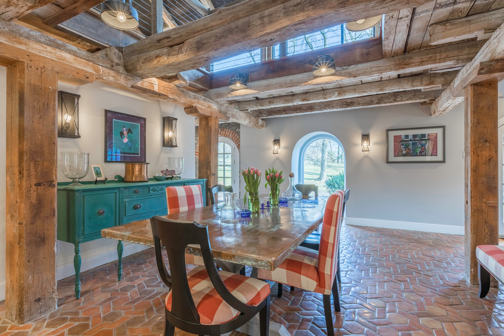 Ejemplo de comedor de estilo de casa de campo con paredes grises, suelo de baldosas de terracota y suelo marrón