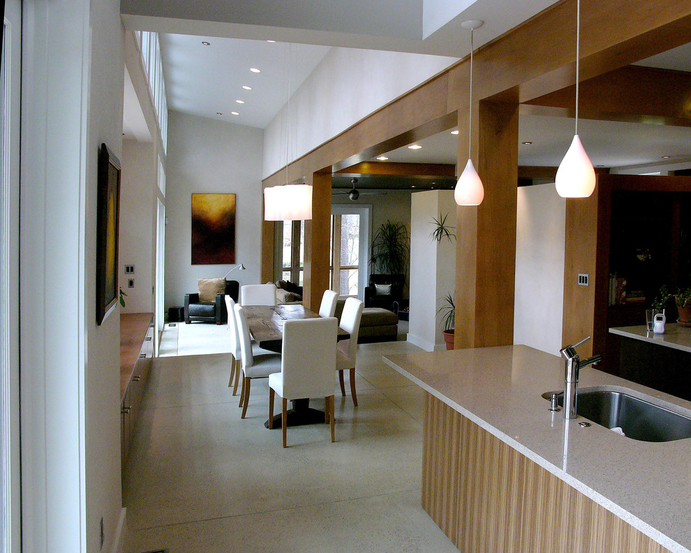 Große Moderne Wohnküche ohne Kamin mit weißer Wandfarbe, Travertin und beigem Boden in Washington, D.C.