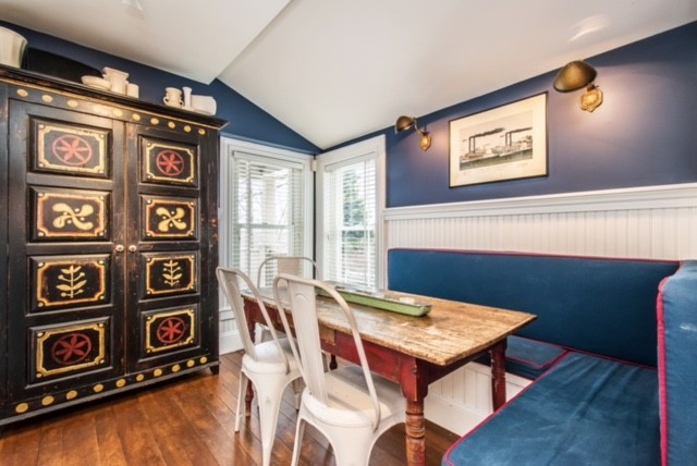 Imagen de comedor de cocina clásico renovado de tamaño medio sin chimenea con paredes azules, suelo de madera en tonos medios y suelo marrón