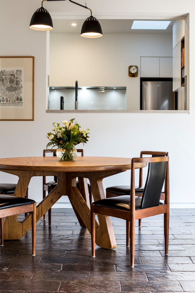 Inspiration pour une salle à manger ouverte sur le salon nordique de taille moyenne avec un mur blanc, un sol en ardoise et un sol multicolore.