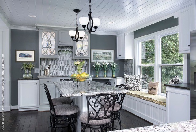 На фото: кухня-столовая среднего размера в стиле неоклассика (современная классика) с серыми стенами, темным паркетным полом и коричневым полом без камина