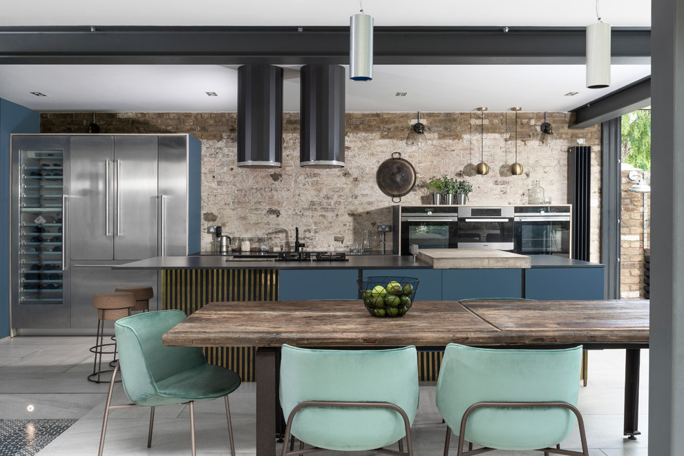На фото: кухня-столовая в стиле лофт с коричневыми стенами и серым полом без камина с