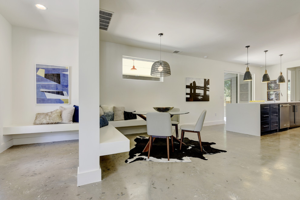 Kleine Moderne Wohnküche ohne Kamin mit weißer Wandfarbe und Betonboden in Austin
