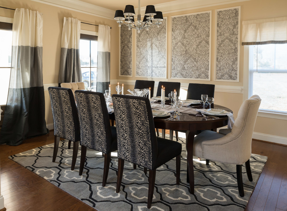 Mittelgroße Klassische Wohnküche mit beiger Wandfarbe und braunem Holzboden in Charlotte