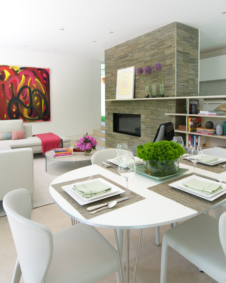 Kleine Moderne Wohnküche mit weißer Wandfarbe, Porzellan-Bodenfliesen, Kamin und Kaminumrandung aus Stein in New York