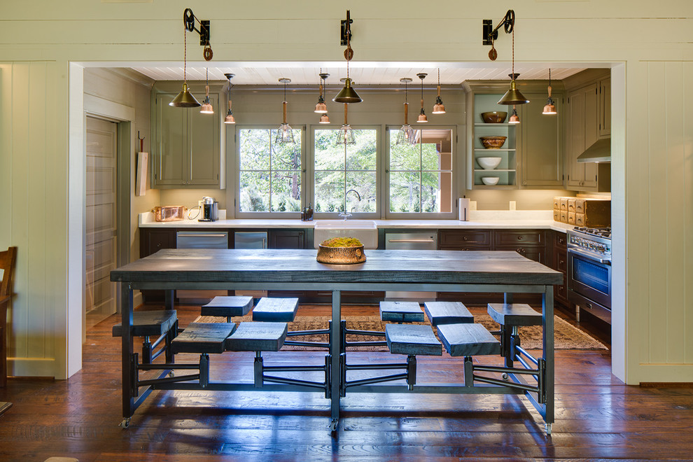 Mittelgroße Landhausstil Wohnküche ohne Kamin mit beiger Wandfarbe, dunklem Holzboden und braunem Boden in Nashville
