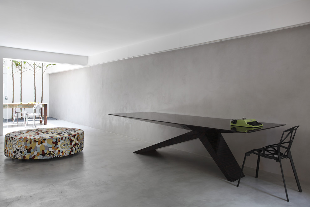 Diseño de comedor minimalista con paredes grises