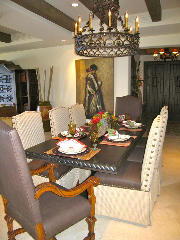 Idéer för ett stort medelhavsstil kök med matplats, med beige väggar och travertin golv