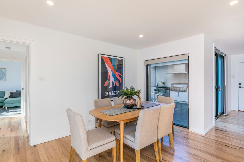 Modernes Esszimmer mit weißer Wandfarbe, hellem Holzboden und beigem Boden in Canberra - Queanbeyan