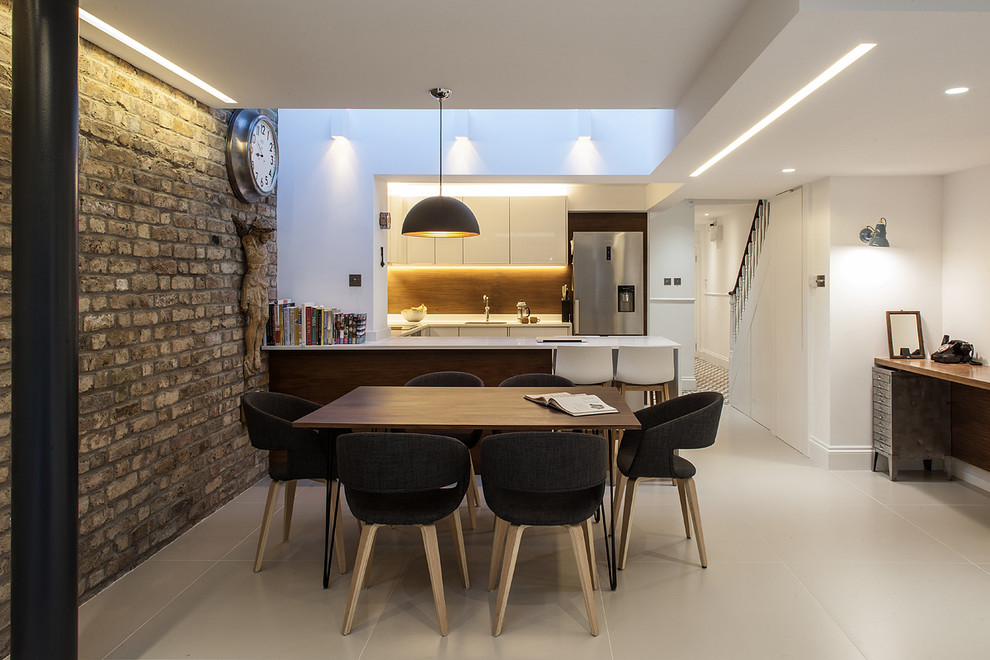 Cette image montre une salle à manger ouverte sur la cuisine design.