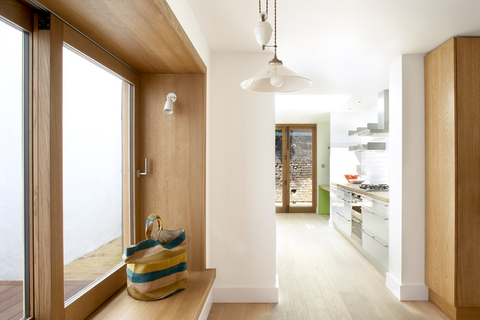 Foto på ett litet funkis kök med matplats, med ljust trägolv och beiget golv