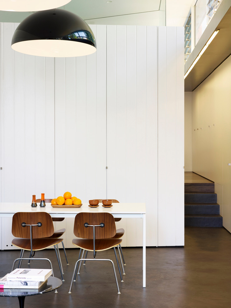 Esempio di una sala da pranzo aperta verso la cucina moderna con pareti bianche
