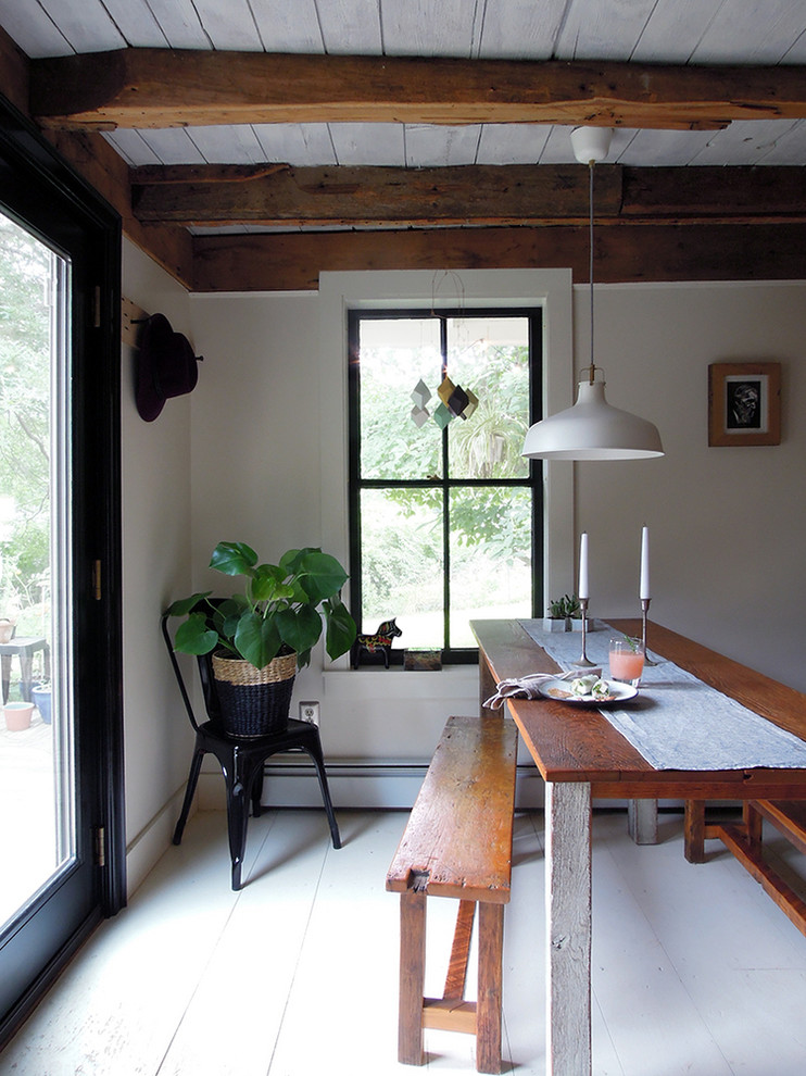 Foto di una sala da pranzo country con pareti bianche e pavimento in legno verniciato