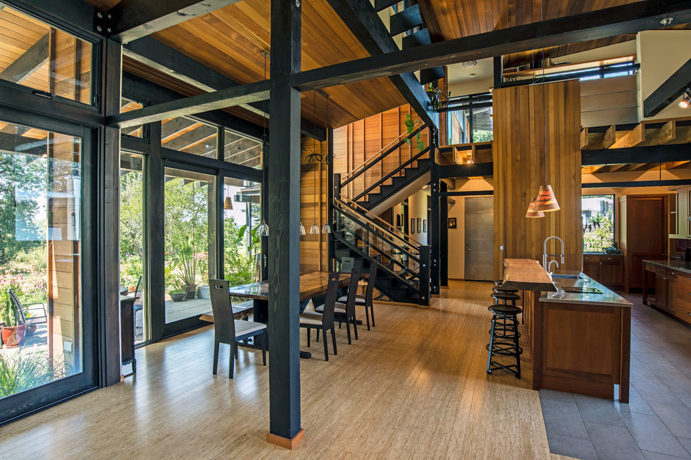 Mittelgroße Moderne Wohnküche ohne Kamin mit brauner Wandfarbe und braunem Holzboden in Portland