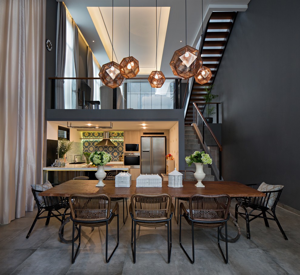 Источник вдохновения для домашнего уюта: гостиная-столовая в современном стиле с серыми стенами и бетонным полом без камина