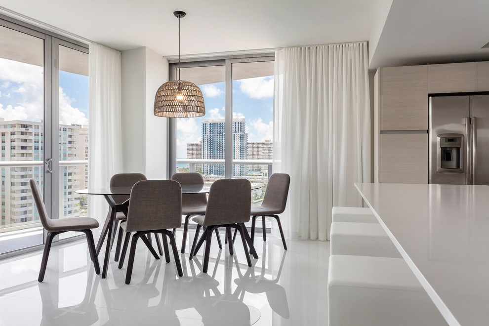 Offenes, Kleines Modernes Esszimmer ohne Kamin mit weißer Wandfarbe, Porzellan-Bodenfliesen und weißem Boden in Miami