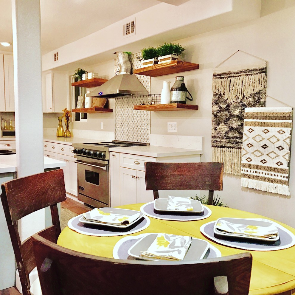 Ispirazione per una sala da pranzo aperta verso la cucina eclettica di medie dimensioni con pareti beige, pavimento in legno massello medio e nessun camino