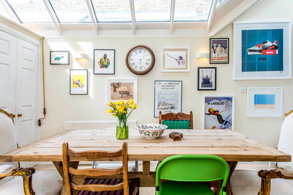 Cette image montre une salle à manger ouverte sur la cuisine design de taille moyenne avec un mur jaune et parquet clair.