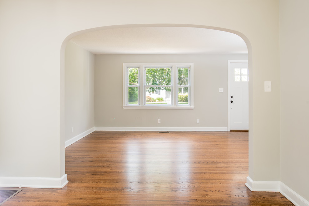 Mittelgroßes, Geschlossenes Uriges Esszimmer ohne Kamin mit grauer Wandfarbe, braunem Holzboden und braunem Boden in Bridgeport