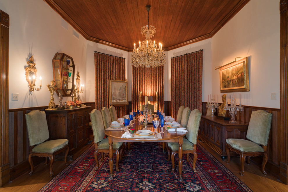 Esempio di una grande sala da pranzo classica chiusa con pareti bianche, parquet chiaro, nessun camino e pavimento marrone