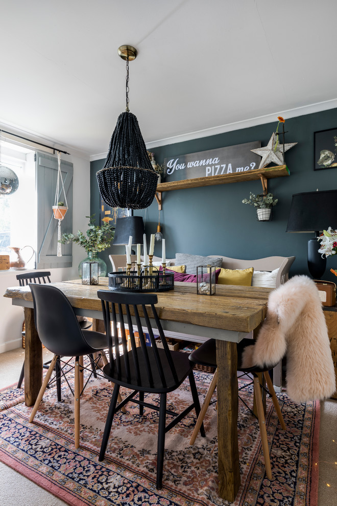 Idée de décoration pour une salle à manger bohème.