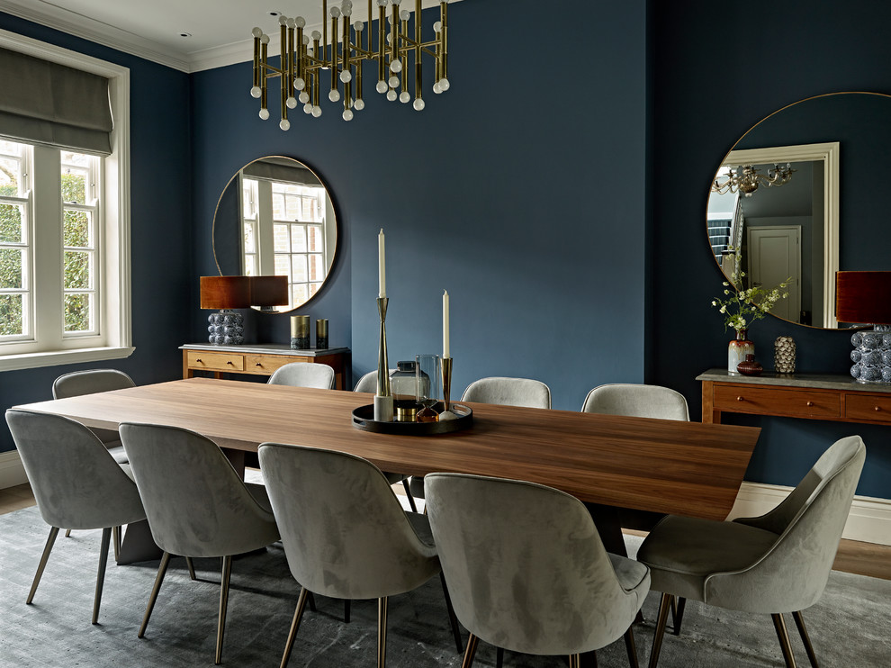 Источник вдохновения для домашнего уюта: отдельная столовая среднего размера в стиле ретро с синими стенами, светлым паркетным полом и коричневым полом