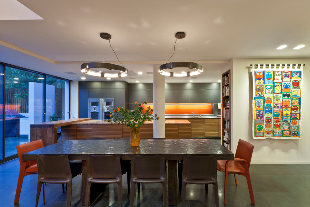 Идея дизайна: кухня-столовая в современном стиле с бежевыми стенами и серым полом