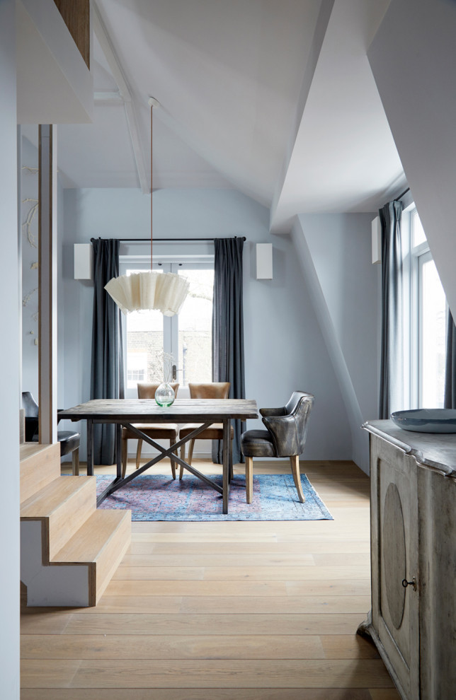 Foto på en mellanstor minimalistisk matplats med öppen planlösning, med blå väggar och mellanmörkt trägolv