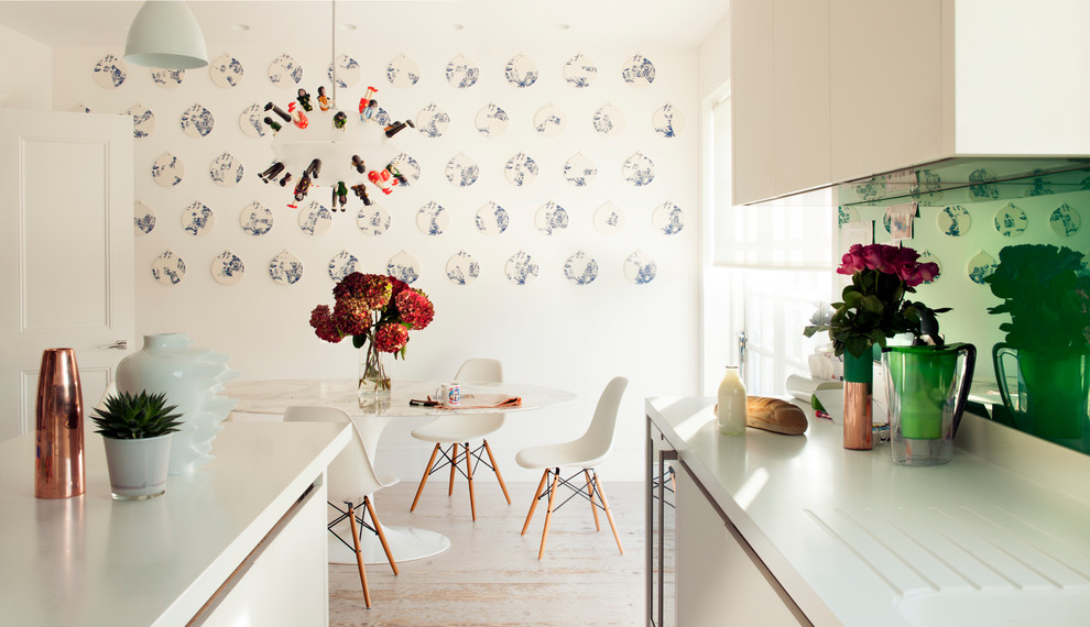 Exemple d'une salle à manger ouverte sur la cuisine tendance de taille moyenne avec parquet peint et un sol blanc.