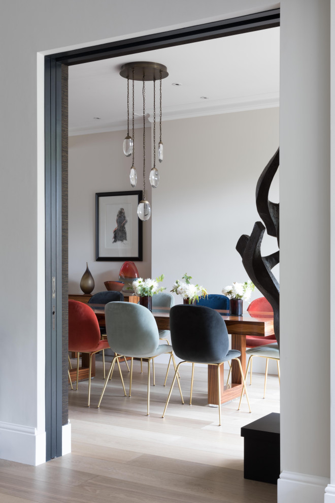 Immagine di una sala da pranzo aperta verso il soggiorno contemporanea di medie dimensioni con pareti beige e pavimento beige