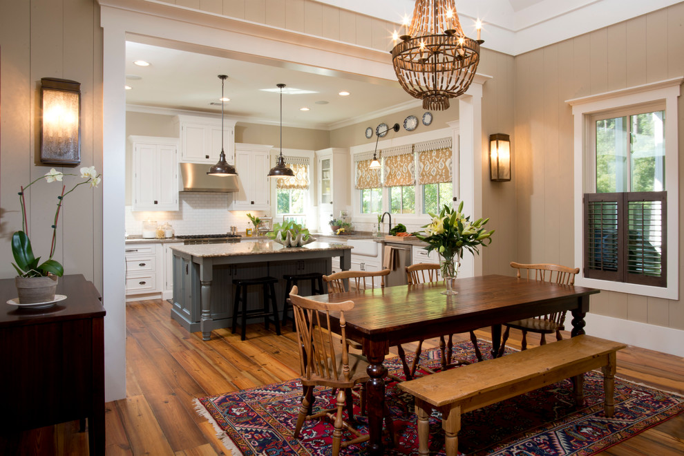 Immagine di una sala da pranzo aperta verso la cucina country di medie dimensioni con pareti beige e pavimento in legno massello medio