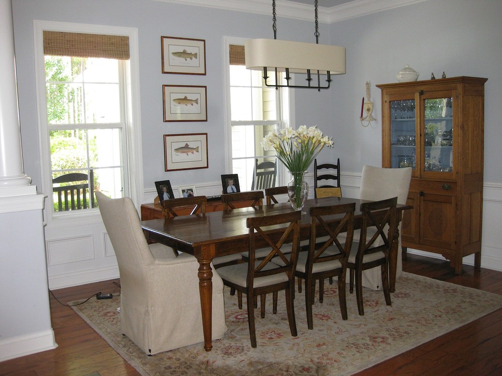 Ispirazione per una sala da pranzo aperta verso la cucina chic di medie dimensioni con pareti blu e pavimento in legno massello medio