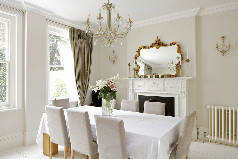 Cette image montre une rideau de salle à manger traditionnelle avec un mur beige, parquet peint et une cheminée standard.