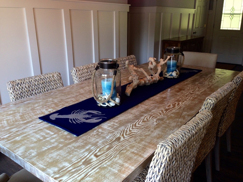 Foto di una sala da pranzo aperta verso la cucina stile marino di medie dimensioni con pareti beige e pavimento in legno massello medio